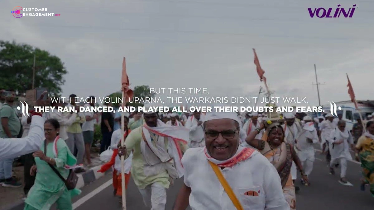 Volini aiding Pandharpur pilgrims with Uparna